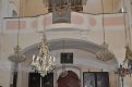 Kůr kostela s  varhanami. Interiér zdobí české křišťálové lustry