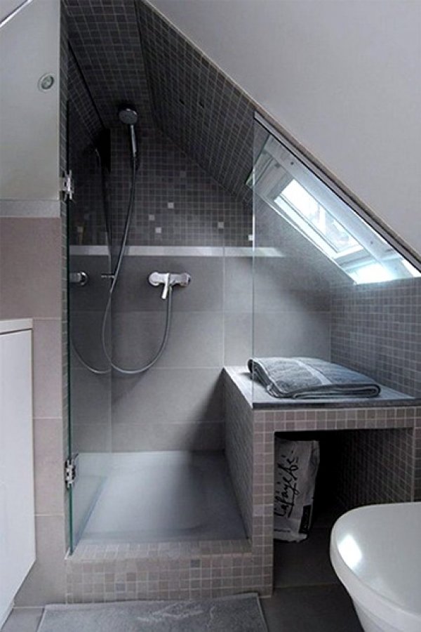 Úsporně řešená koupelna v podkroví rodinného domu