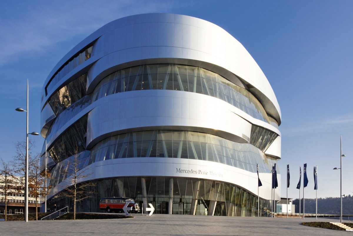 Pohled na budovu muzea Mercedes BENZ